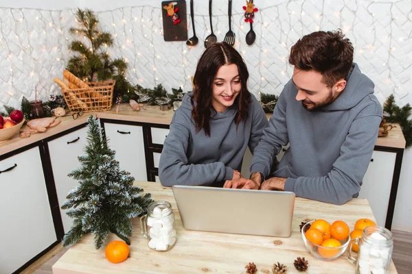 Lovely Couple Sitting Kitchen Use Laptop Buy Gifts Internet Garlands — Stockfoto