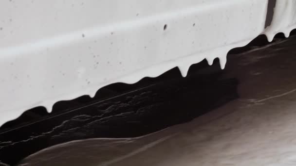 用白色肥皂在水的背景下关闭手动洗车 从门和门槛上滴下泡沫 — 图库视频影像
