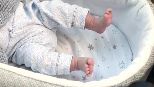 1080P Zpomalené Video Zavřít Novorozeně Nohy Dítě Ležící Kočárku Kočárek — Stock video
