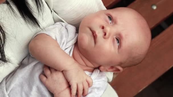 Video Cámara Lenta 1080P Cerca Madre Toma Mano Bebé Recién — Vídeo de stock