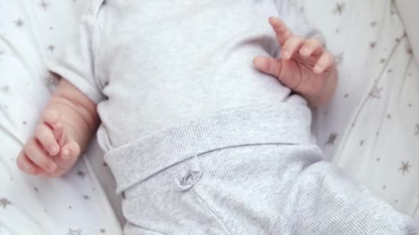 Vídeo Câmara Lenta 1080P Feche Criança Recém Nascida Deitada Carrinho — Vídeo de Stock