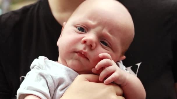 1080P Видео Замедленной Съемкой Закройте Руки Матери Новорожденного Ребенка Нахмуренные — стоковое видео