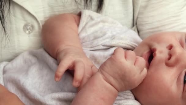 Video Cámara Lenta 1080P Cerca Madre Toma Mano Bebé Recién — Vídeos de Stock