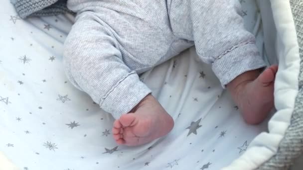 1080P Slow Motion Video Närbild Nyfödda Ben Baby Barn Liggande — Stockvideo