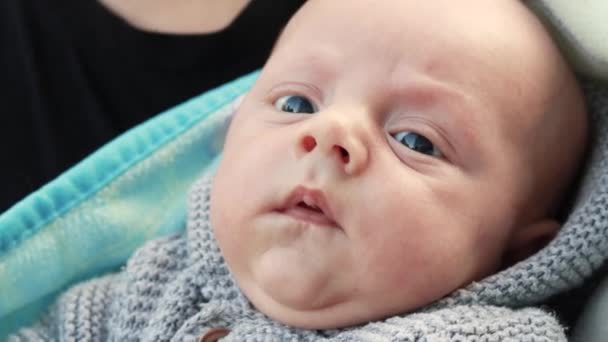 Vídeo Cerca Madre Toma Mano Bebé Recién Nacido Que Divierte — Vídeos de Stock