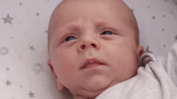 Βίντεο Πλάνα Κοντινό Νεογέννητο Μωράκι Ξαπλωμένο Καροτσάκι Αμαξιδίου Διασκεδάζοντας Παίζοντας — Αρχείο Βίντεο