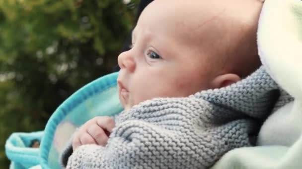 Vídeo Close Mãe Segurar Mãos Recém Nascido Bebê Criança Divertindo — Vídeo de Stock