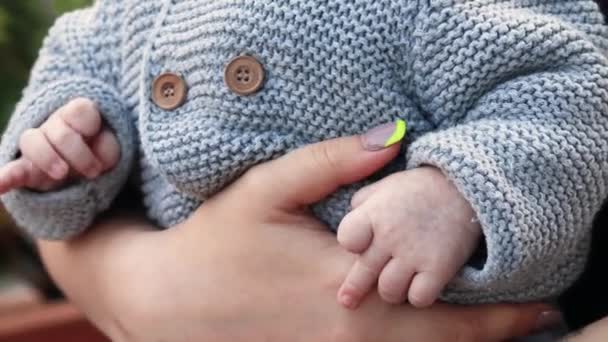 Vídeo Close Mother Hold Hands Newborn Baby Child Having Fun — Vídeo de stock