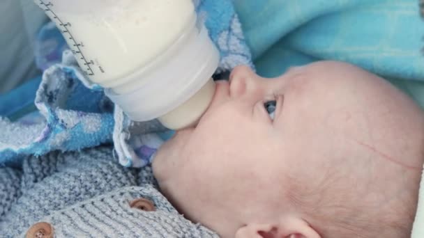 Βίντεο Πλάνα Κοντινό Νεογέννητο Μωρό Ξαπλωμένο Καροτσάκι Αμαξιδίου Μητέρα Ταΐζει — Αρχείο Βίντεο