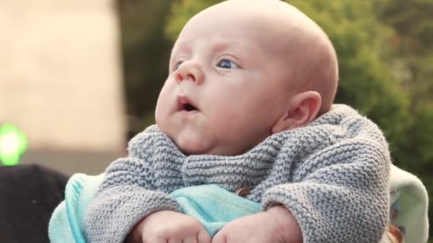 Video Kaydı Yakın Anne Ele Tutuşun Yeni Doğmuş Bebek Oynarken — Stok video