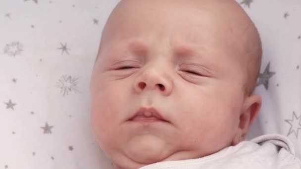 Video Zavřít Novorozeně Dítě Ležící Kočárku Kočárek Buggy Baví Hrát — Stock video