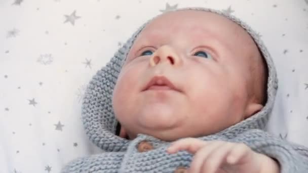 Filmmaterial Video Großaufnahme Neugeborenes Das Kinderwagen Liegt Und Spaß Beim — Stockvideo