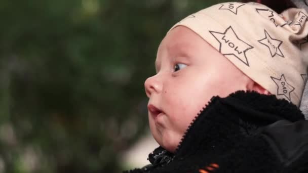 Vidéo Fermer Mère Tenir Main Nouveau Bébé Avoir Plaisir Jouer — Video