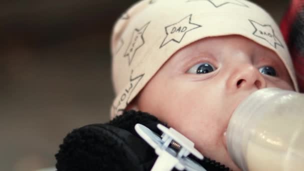Vídeo Acercamiento Del Bebé Recién Nacido Madre Alimenta Bebé Con — Vídeos de Stock