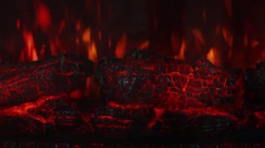 4K video kaydı. Ateşin yapay taklidi, sahte kırmızı turuncu ve sarı alevli elektrikli şömine. Evdeki modern dekorasyon. Yanan odunları kapat