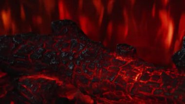 4K video kaydı. Ateşin yapay taklidi, sahte kırmızı turuncu ve sarı alevli elektrikli şömine. Evdeki modern dekorasyon. Kapat 