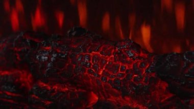 4K video kaydı. Ateşin yapay taklidi, sahte kırmızı turuncu ve sarı alevli elektrikli şömine. Evdeki modern dekorasyon. Yanan odunları kapat