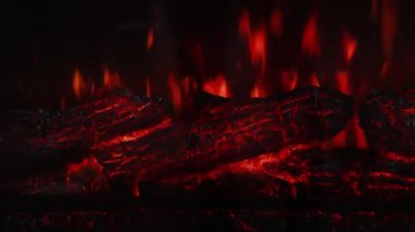 1080p tam donanımlı video kaydı. Ateşin yapay taklidi, sahte kırmızı turuncu ve sarı alevli elektrikli şömine. Evdeki modern dekorasyon. Yanan odunları kapat