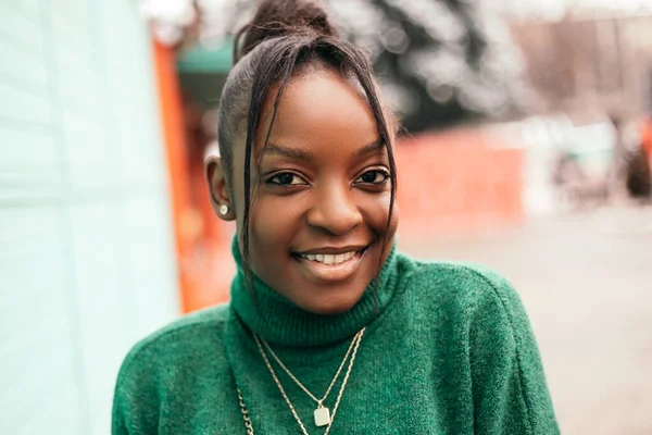 Afro Amerikaanse Vrouw Staat Straat Buiten Kerst Markt Poseren Glimlachen — Stockfoto