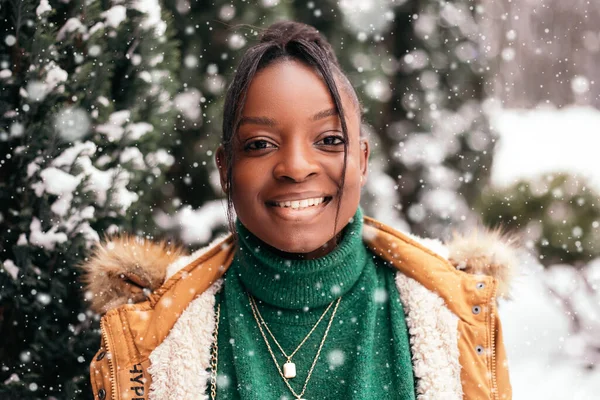 Afro Amerikaanse Vrouw Stond Straat Buiten Buurt Van Kerstboom Glimlachend — Stockfoto