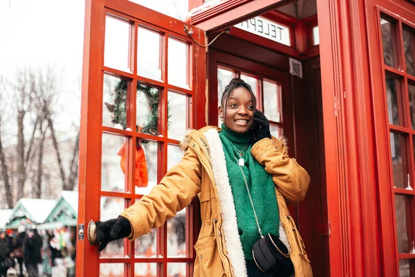 Afro Amerikaanse Vrouw Staat Straat Buiten Buurt Van Kerstboom Eerlijke — Stockfoto