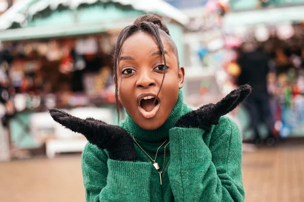 Verrast Geschokte Afrikaans Amerikaanse Vrouw Die Straat Stond Voor Kerstmis — Stockfoto