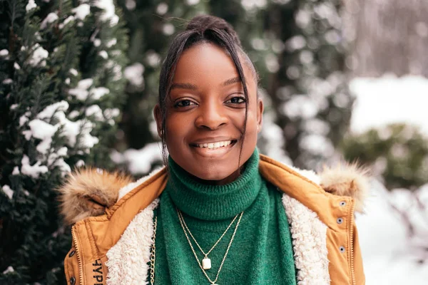 Afro Amerikaanse Vrouw Stond Straat Buiten Buurt Van Kerstboom Lachend — Stockfoto