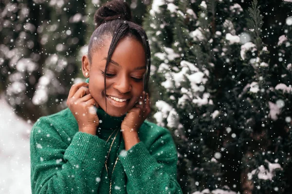 Afro Amerikaanse Vrouw Stond Straat Buiten Buurt Van Kerstboom Gekleed — Stockfoto