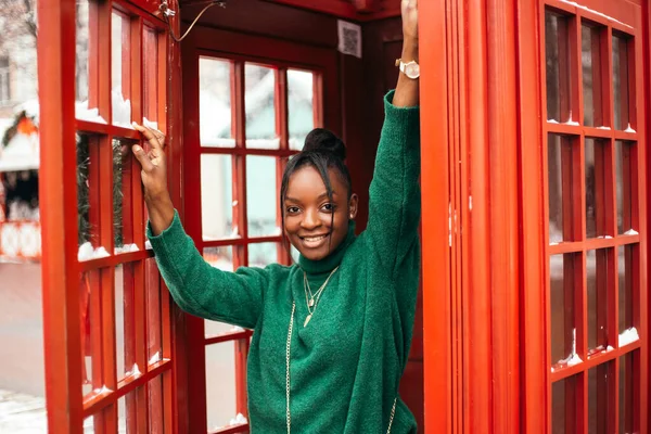 Afro Amerikaanse Vrouw Staat Straat Buiten Buurt Van Kerstboom Markt — Stockfoto