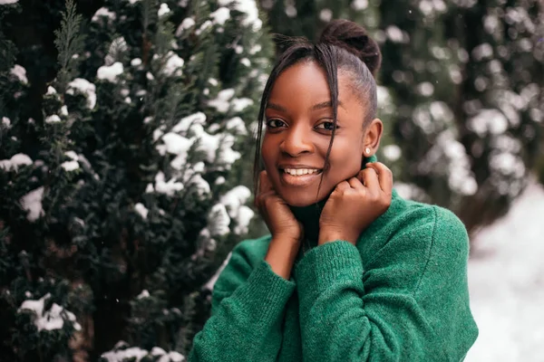Afro Amerikaanse Vrouw Stond Straat Buiten Buurt Van Kerstboom Gekleed — Stockfoto