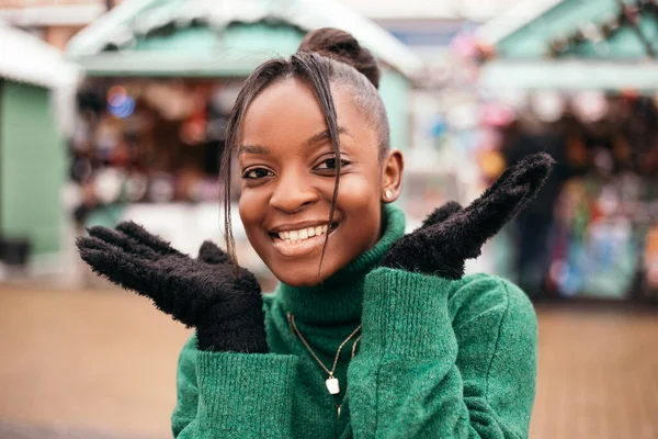 Verrast Geschokte Afrikaans Amerikaanse Vrouw Die Straat Stond Voor Kerstmis — Stockfoto