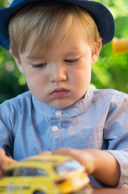 Çocuk makine oynuyor