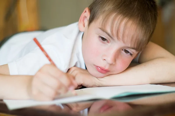 Çocuk ödev yapıyor