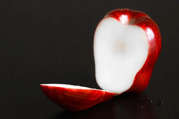 Taglio mela rossa . — Foto Stock