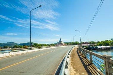 manzara kwai Nehri Köprüsü.
