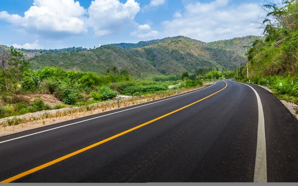 Straße und Berg. — Stockfoto