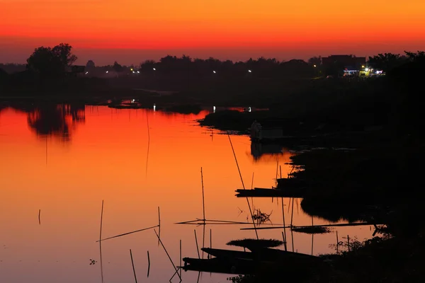 Sonnenuntergang am Fluss. — Stockfoto