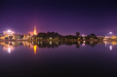 Göl manzarası, gece.