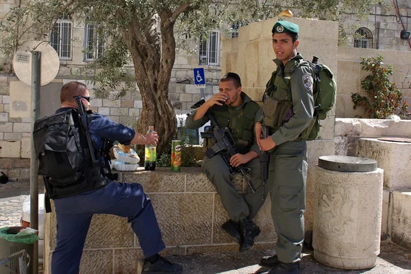 Солдатів у Старе місто Єрусалима — стокове фото
