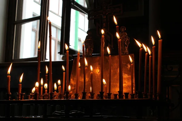 Velas encendidas en la iglesia —  Fotos de Stock