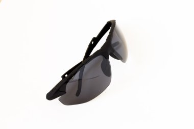 beyaz zemin üzerinde erkek güneş gözlüğü