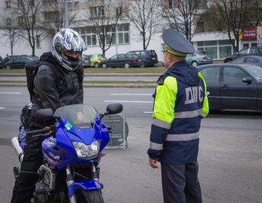 Bir polis memuru bir motosikletçi durdu