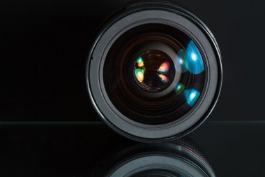 profesyonel fotoğraf lens koyu arka planda