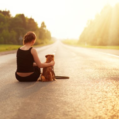 bir köpek ile bir kız