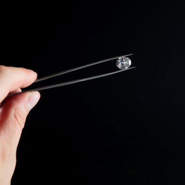 Beyaz yuvarlak elmas