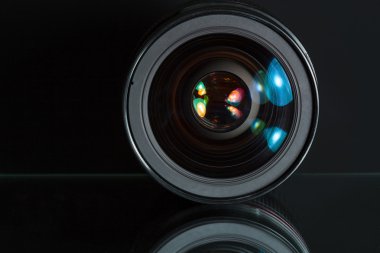 profesyonel fotoğraf lens koyu arka planda