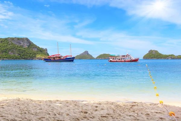 Plage en Thaïlande avec des bateaux — Photo