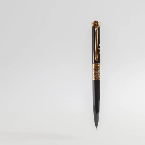 Klasické pero izolován v šedém pozadí — Stock fotografie