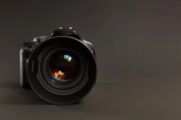 Fotocamera professionale con obiettivo fotografico — Foto Stock