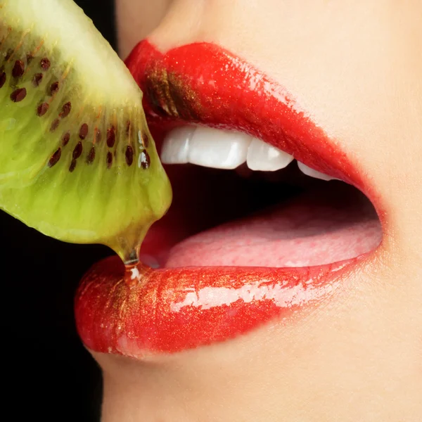 Lábios sexy comer kiwi — Fotografia de Stock